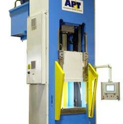 Hydraulinen nelipilaripuristin